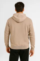 Buzo con capucha y bolsillo frontal tipo canguro, confeccionado en tejido de algodón de color gris oscuro con efecto lavado.