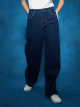 Jean de denim azul oscuro, corte recto y tiro alto.