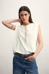 Remera musculosa negra con hombreras marcadas y cuello redondo.