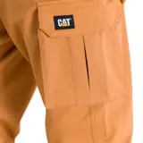 Pantalón cargo color arena de corte slim, con bolsillos laterales con solapa y puños elásticos.