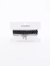 Set de dos gargantillas: una de encaje negro y otra de cadena plateada con dije de moño con strass.