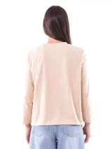 Remera blanca de manga larga con estampa rectangular dorada con diseño animal print y texto 'Fearless, fierce & fabulous'.