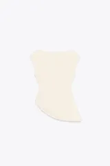 Top color crema de cuello redondo y sin mangas. Presenta detalle de drapeado lateral y bajo asimétrico.