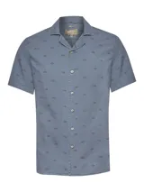 Camisa azul con estampado de peces, de manga corta y cuello cubano.