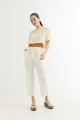 Remera color beige, de corte cropped y estilo oversized.