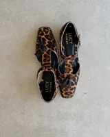 Mocasines con estampado animal print, de cuero vacuno, con detalle de borlas en la parte delantera.