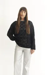 Sweater tejido a crochet color beige, de corte holgado y mangas largas.