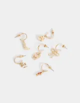 Set de seis aros tipo argolla dorados con dijes colgantes esmaltados y metálicos con forma de trébol, rosa, sombrero de cowboy, bota texana, herradura con corazón y moño.