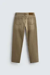 Pantalón de jean color marrón claro, de corte recto y tiro alto, con cinco bolsillos y cierre frontal con botones.