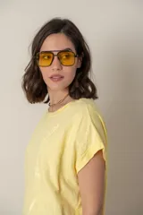 Blusa italiana color celeste con bordado de plumas al tono en el frente, confeccionada en lino y algodón.
