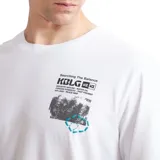 Remera blanca de manga larga con estampado en el frente con texto y diseño gráfico.