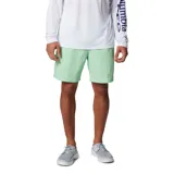 Short de baño negro Columbia Backcast III con tecnología Omni-Shade™ UPF 50, de secado rápido, con cintura elástica ajustable con cordón, bolsillos laterales de malla, bolsillo trasero con cremallera y forro interior de malla.