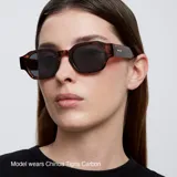 Gafas de sol unisex con montura geométrica color verde oscuro y lentes polarizadas color verde oscuro.
