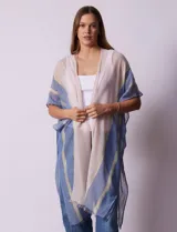Kimono Barrington con estampado de rayas horizontales en tonos azul, rosa y dorado.