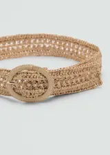 Cinturón de rafia color beige con hebilla ovalada con pasador dorado.