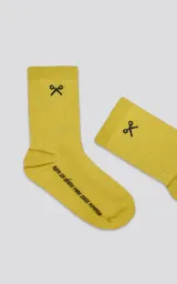Medias amarillas de algodón con logo de Luxo en la botamanga y estampado con la frase "Ropa sin género para seres humanos".