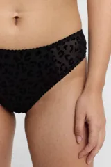 Conjunto de bikini rosado con estampado de leopardo. El corpiño es de corte triangular con breteles regulables y la bombacha es de corte clásico.