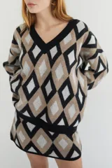 Sweater de lana color beige con diseño geométrico de rombos en tonos beige y blanco, cuello en V y corte holgado.