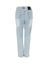 Pantalón de jean celeste claro con rotura en la rodilla, corte recto y diseño de cinco bolsillos.