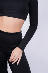 Pantalón negro de corte recto y tiro alto.