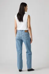 Pantalón de jean celeste claro, de corte recto, con tiro alto y cierre con botones.