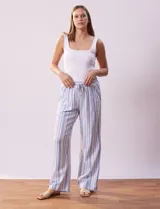 Pantalón de lino a rayas verticales color beige y blanco, con pretina ancha elastizada, lazo de ajuste y bolsillos inclinados.
