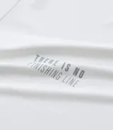 Remera deportiva blanca de poliéster y elastano, con cuello redondo, manga corta y estampa degradé.