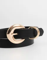 Cinturón de cuerina color negro con hebilla dorada en forma de medialuna.