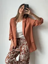 Musculosa celeste de punto acanalado, con cuello redondo y sisas anchas.