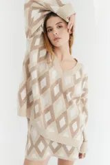Sweater de lana color beige con diseño geométrico de rombos en tonos beige y blanco, cuello en V y corte holgado.