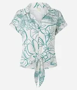 Camisa blanca con estampado floral en tonos verdes, de manga corta, cuello camisero y escote en pico. Tiene cierre con botones y lazo en el bajo.