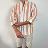 Camisa celeste y blanca a rayas verticales, de lino, con cuello mao y mangas largas con puños.