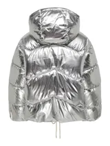 Campera puffer plateada con capucha, cierre frontal con cremallera y botones a presión, bolsillos delanteros con solapa y cordón ajustable en el dobladillo.