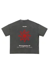 Remera gris con estampa en la espalda de una flor roja y texto en blanco.
