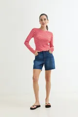 Remera de manga larga ajustada al cuerpo, con cuello redondo y estampado de rayas horizontales blancas y negras.