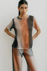 Remera de red calada con degradé de colores blanco, naranja y negro.