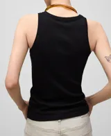 Musculosa blanca de algodón con textura acanalada, cuello redondo y logo bordado en la espalda.