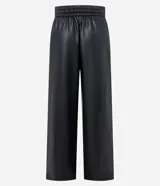 Pantalón pantalona de cuero sintético negro con cintura elástica, lazo ajustable y raya lateral blanca.