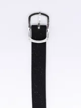 Cinto negro con hebilla rectangular plateada.