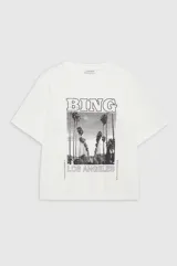 Camiseta blanca de cuello redondo con estampado de palmeras y la inscripción 'BING' y 'LOS ANGELES'.