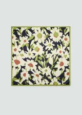 Pañuelo cuadrado con estampado de flores en tonos blanco, verde y naranja sobre fondo azul marino.