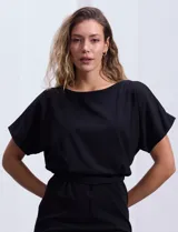 Vestido midi negro de crepe con escote a la base, mangas cortas japonesas, corte en la cintura elastizada con lazo de ajuste y tajo en la delantera.