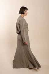 Falda larga marrón con textura de espiga, de corte acampanado y cintura alta.