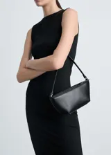 Vestido negro ajustado al cuerpo, sin mangas y largo midi.