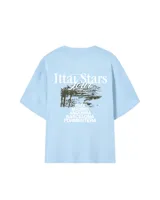Remera celeste con estampa de paisaje costero y texto "Ittai Stars" y nombres de ciudades.