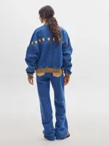 Pantalón de denim color marrón claro, de tiro alto, corte amplio y pinzas en la cintura.