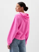 Canguro corto color fucsia con capucha y logo de Gap estampado en el frente.