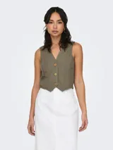 Chaleco corto color marrón con escote en V y cierre frontal con tres botones de madera.