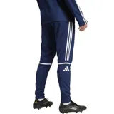 Pantalón de entrenamiento Adidas Squadra 25 azul marino con las tres tiras blancas a los costados. Confeccionado en tejido AEROREADY que absorbe el sudor.