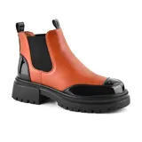 Bota Chelsea color marrón con elástico lateral negro, puntera y talón en charol negro, suela track y tiradores en la caña.